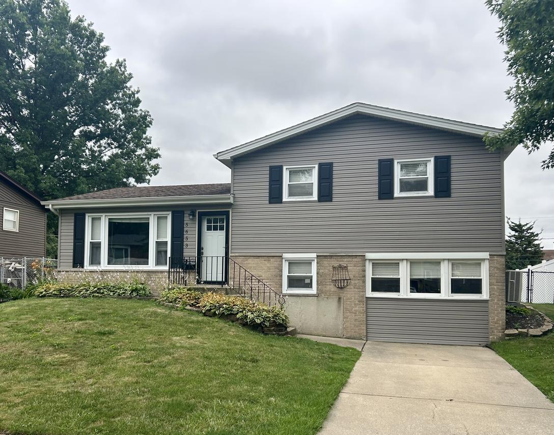 5653 Dover Rd., Oak Forest, IL 60452