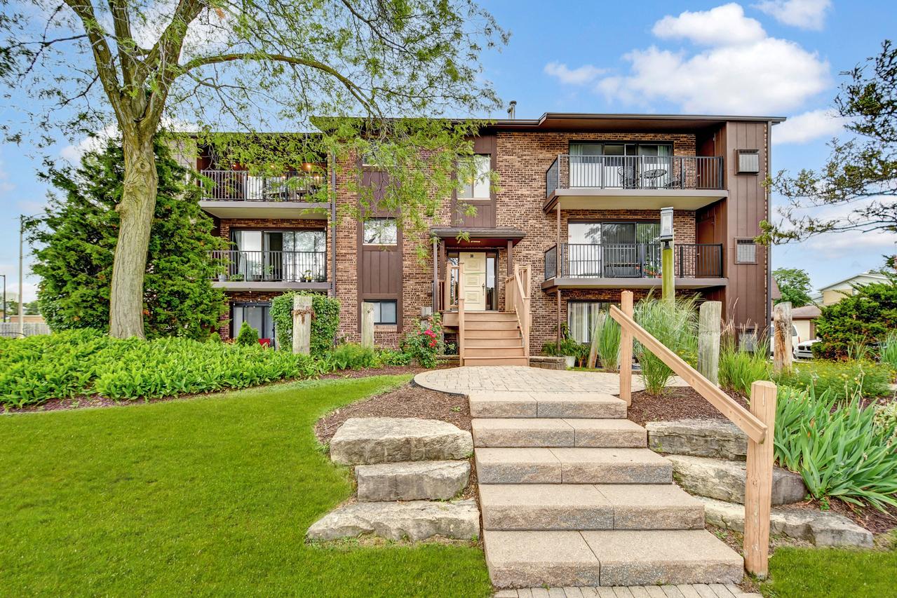 47 Pier Dr. #101, Westmont, IL 60559