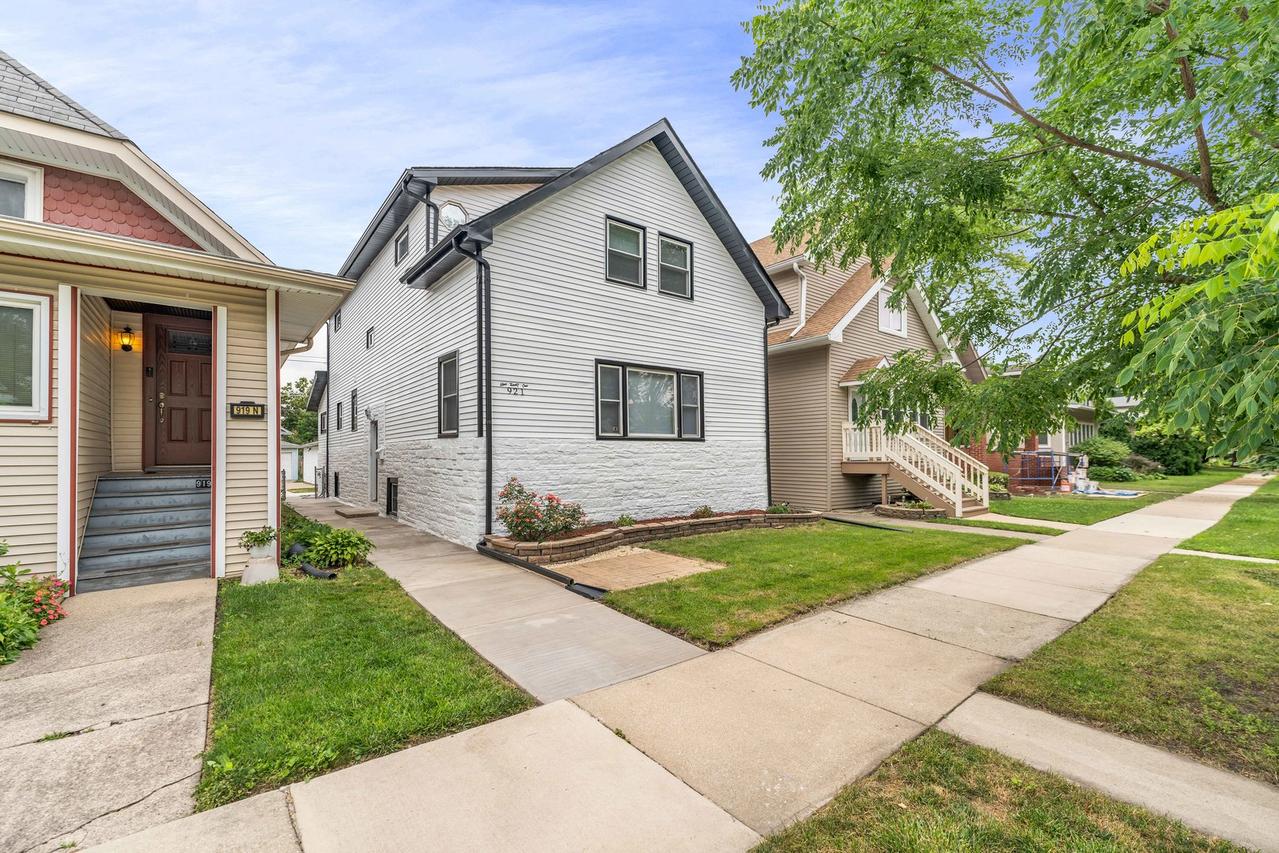 921 N Humphrey Ave., Oak Park, IL 60302