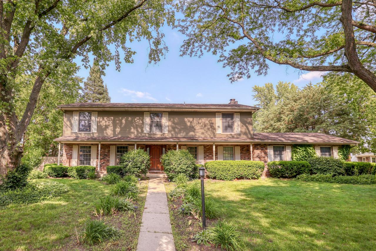 6S503 Bridlespur Dr., Naperville, IL 60540