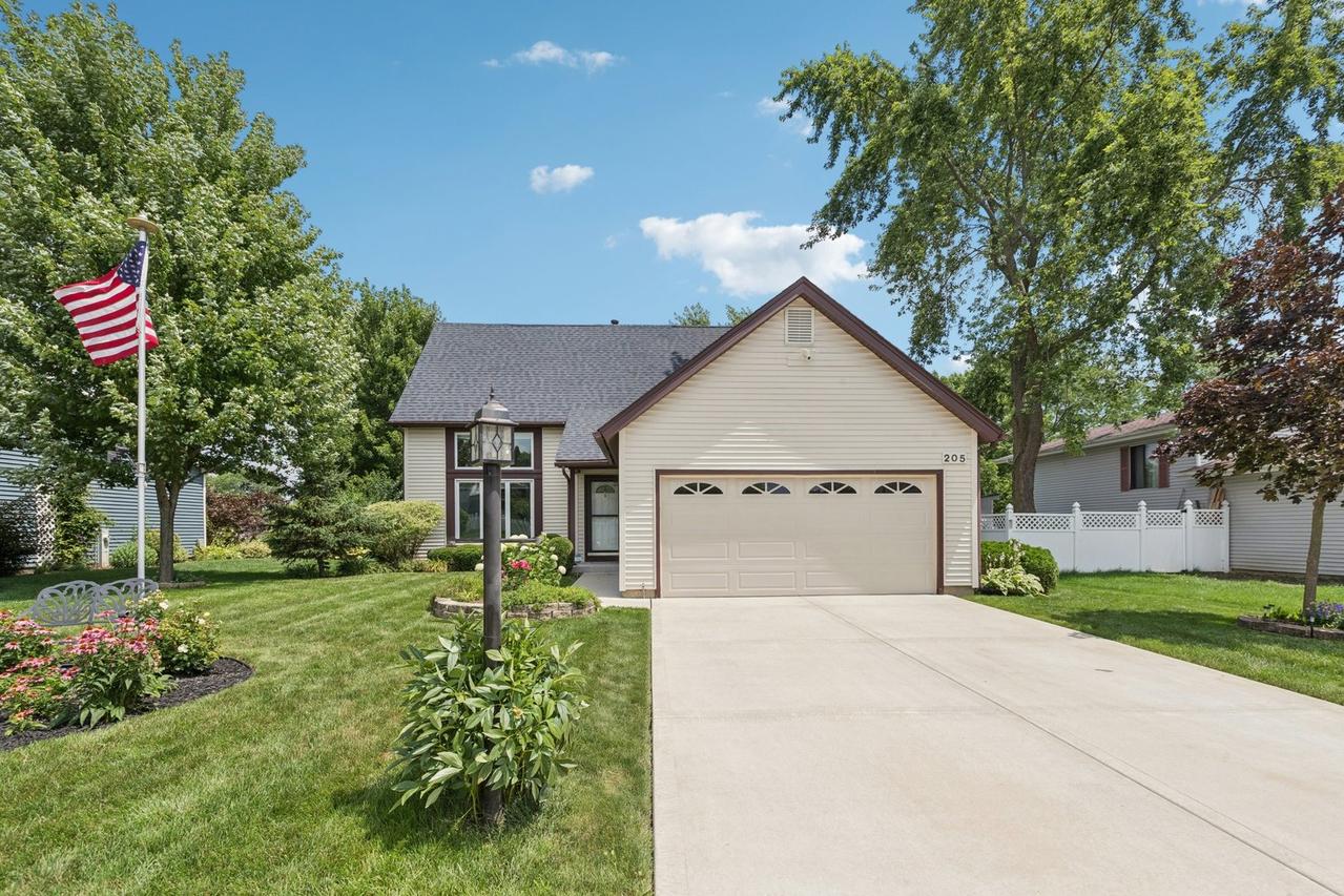 205 Plymouth Dr., Streamwood, IL 60107