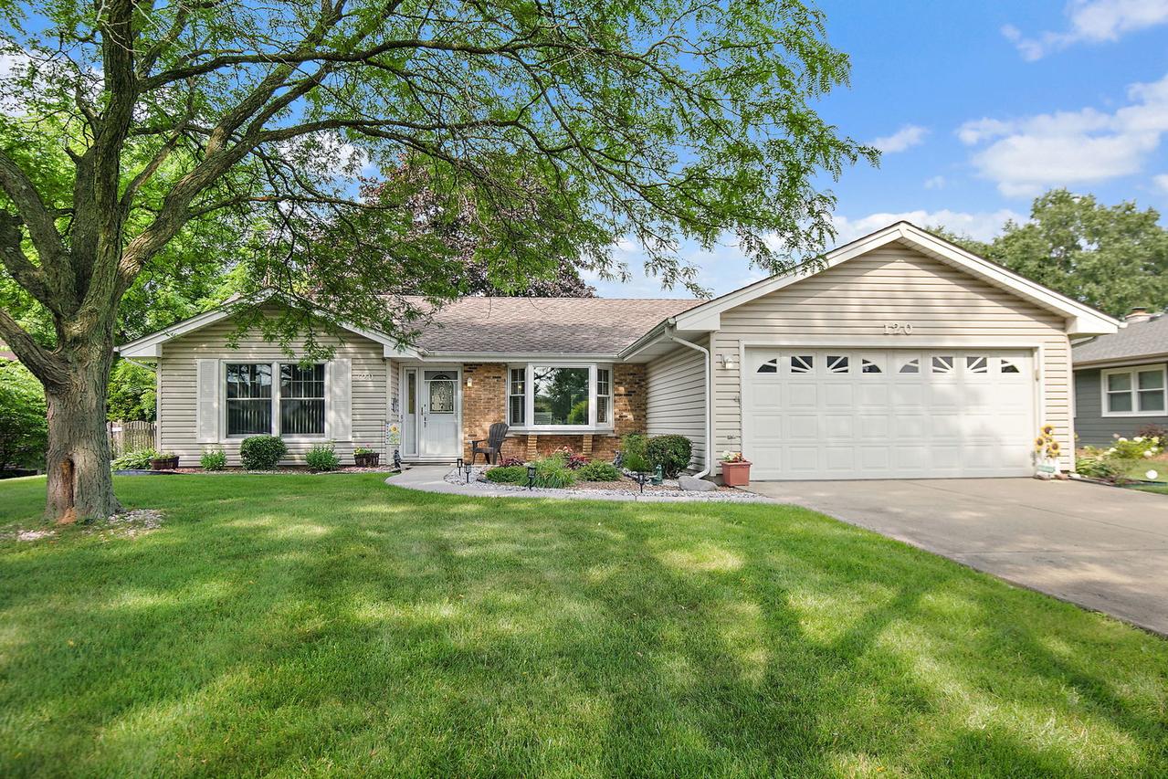 120 S Staffire Dr., Schaumburg, IL 60193