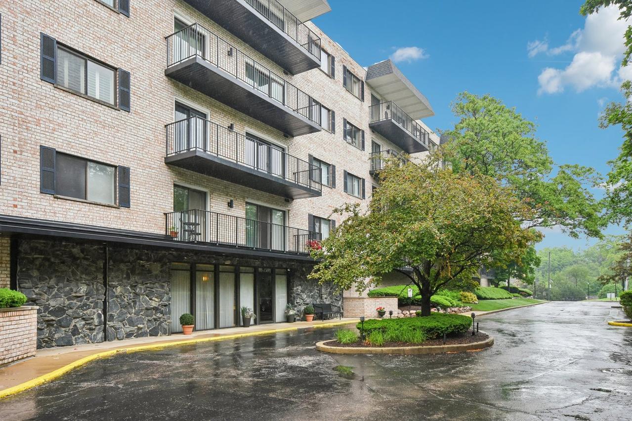 1S150 Spring Rd. #5F, Oakbrook Terrace, IL 60181