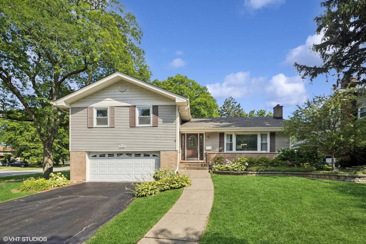 305 Willowcrest Dr., Villa Park, IL 60181
