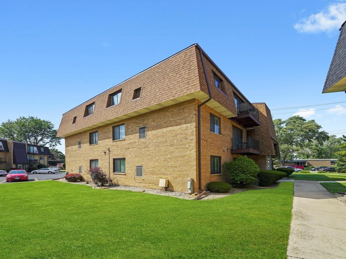 4917 W 109th St. #202, Oak Lawn, IL 60453