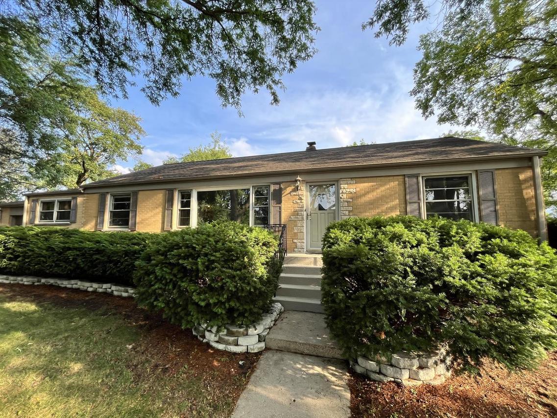 871 High St., Elgin, IL 60123