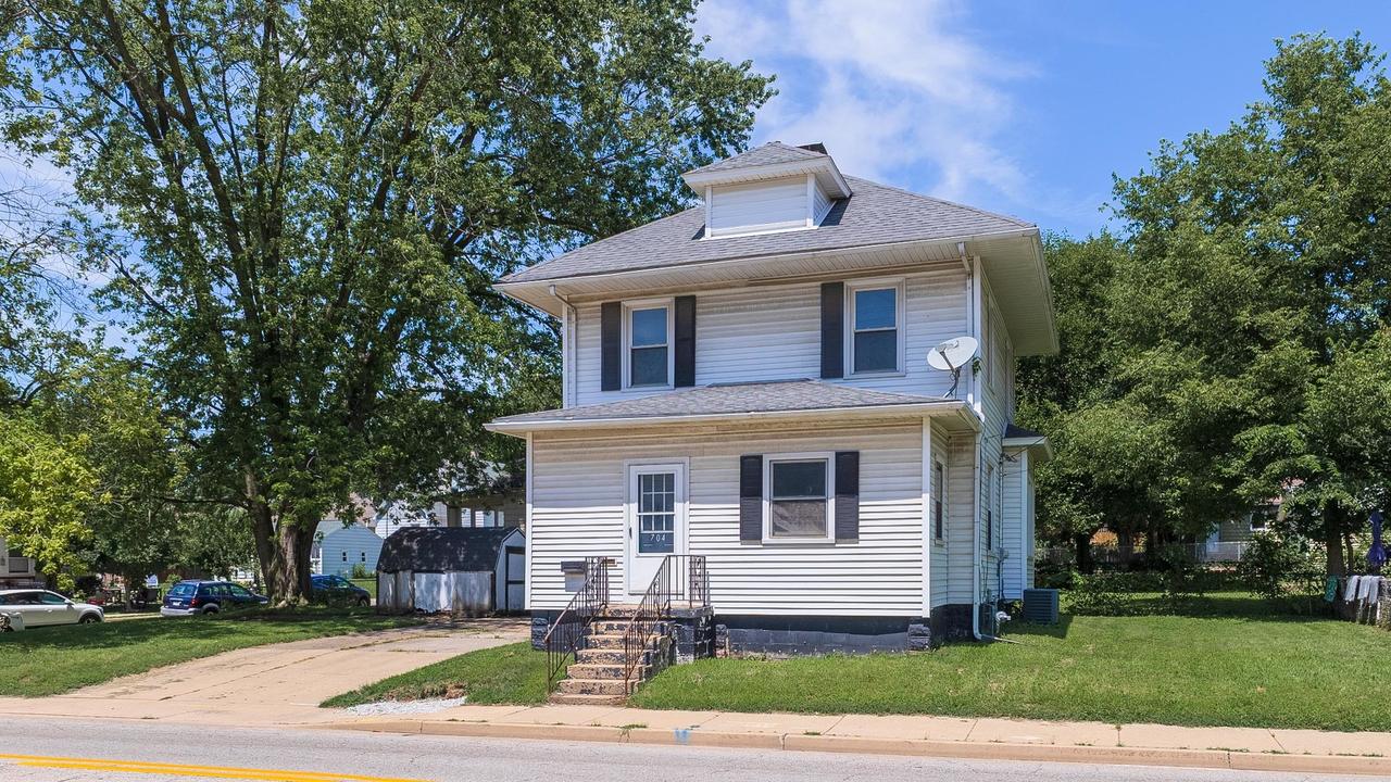 704 E Oakland Ave., Bloomington, IL 61701