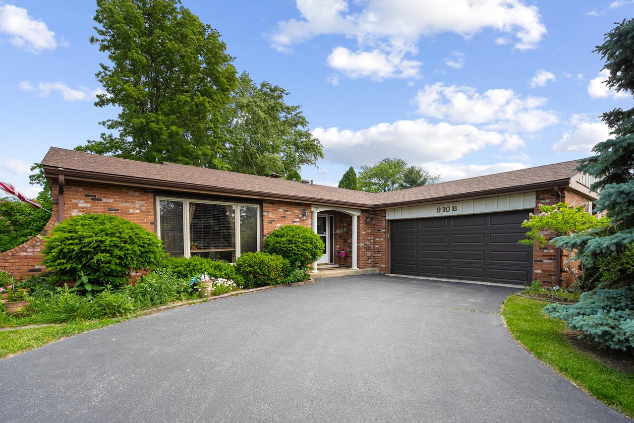 9108 Windsor Dr., Palos Hills, IL 60465
