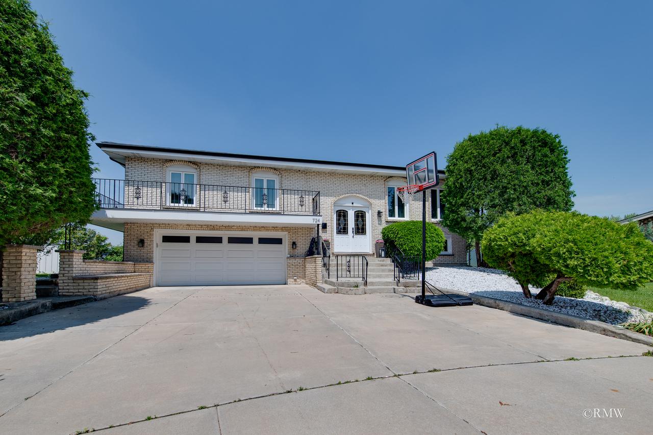 724 N Plamondon Dr., Addison, IL 60101