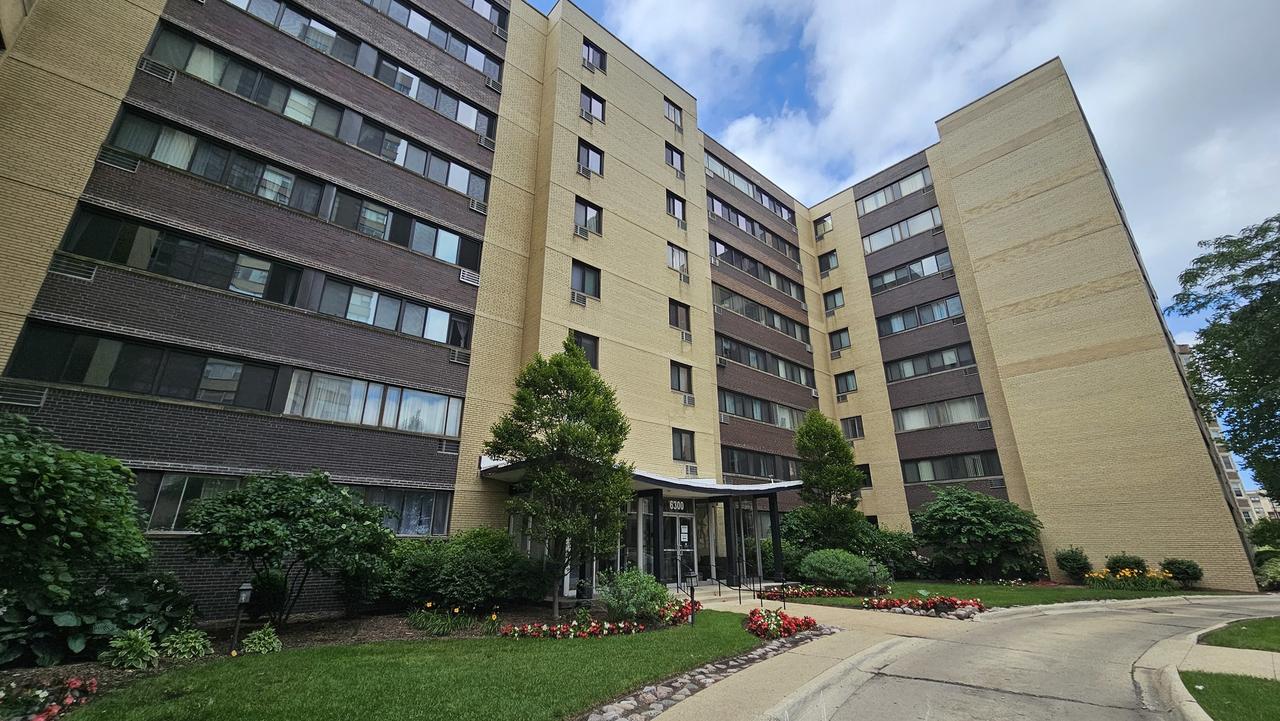 6300 N Sheridan Rd. #107, Chicago, IL 60660