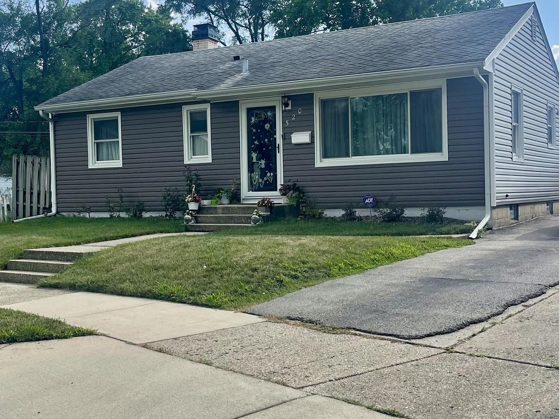 520 W Pleasure Ct., Aurora, IL 60506