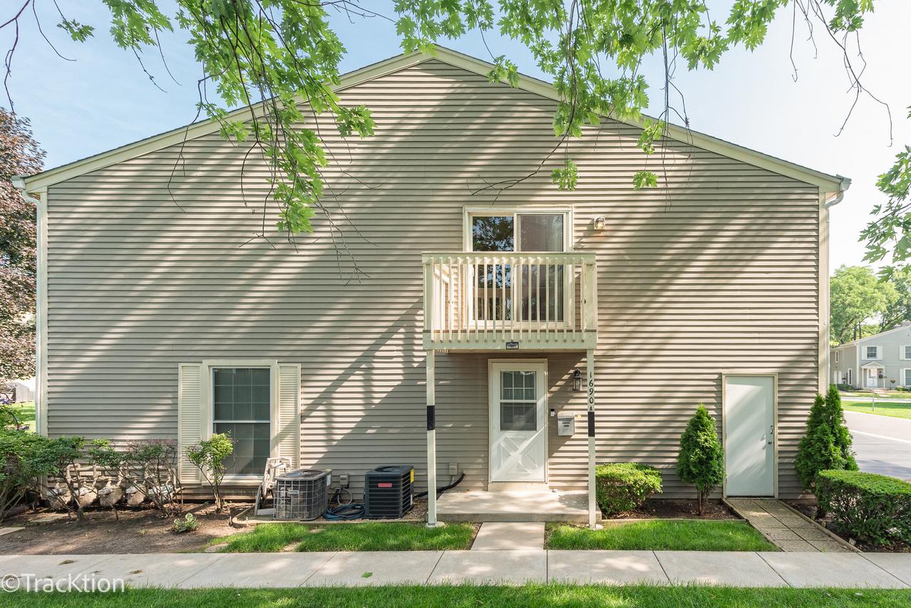 1690 Ashburn Ct. #A, Wheaton, IL 60189