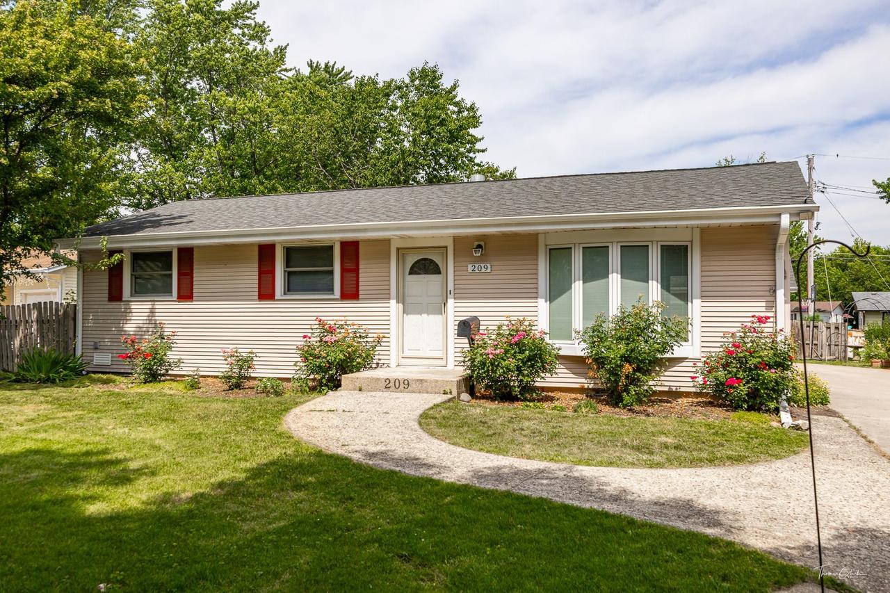 209 Shawnee Dr., Carol Stream, IL 60188