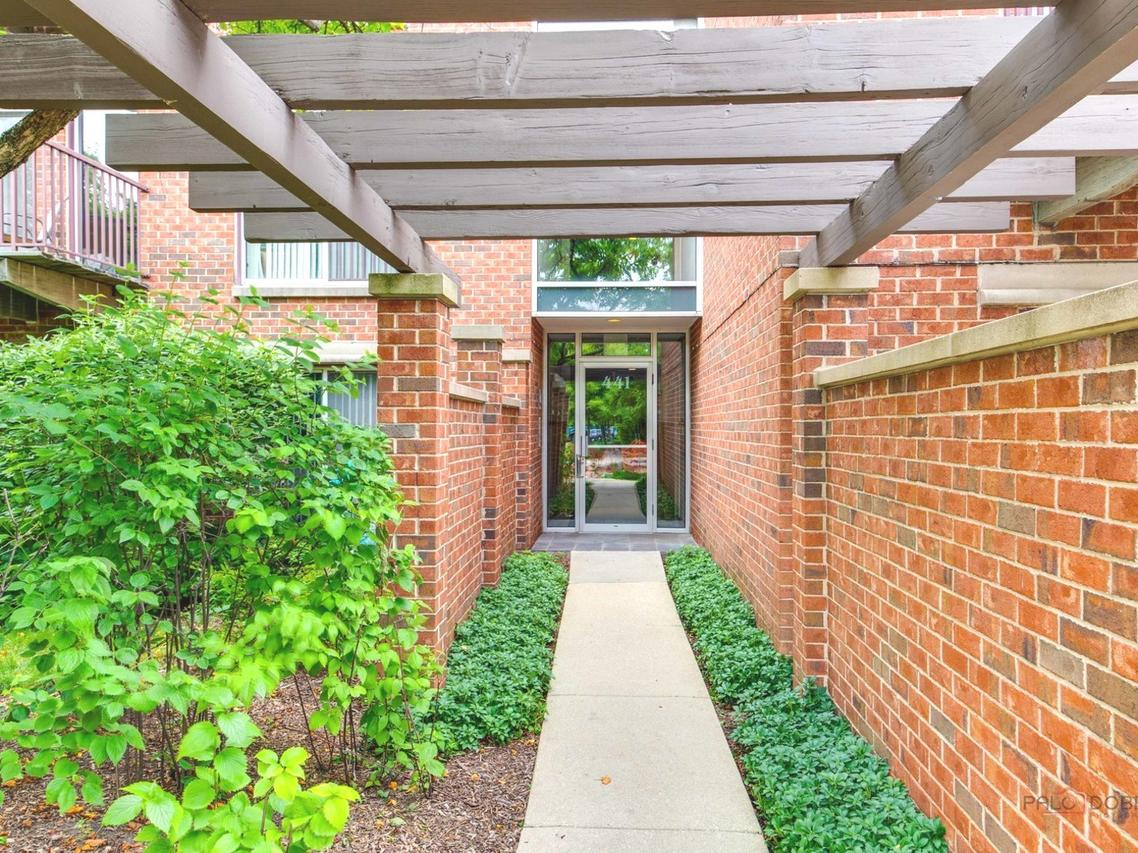 441 Kelburn Rd. #111, Deerfield, IL 60015