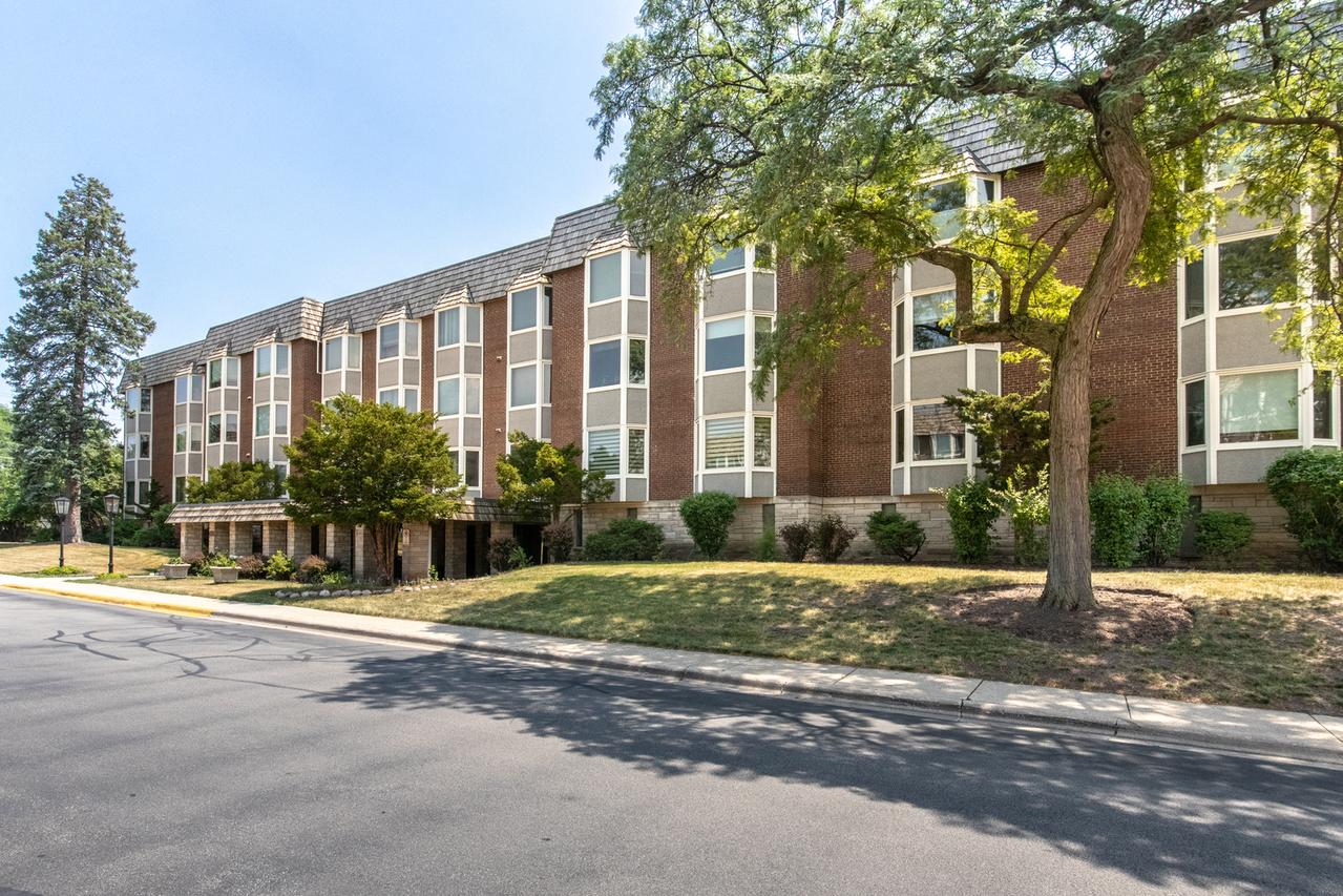 401 Ascot Dr. #1C, Park Ridge, IL 60068
