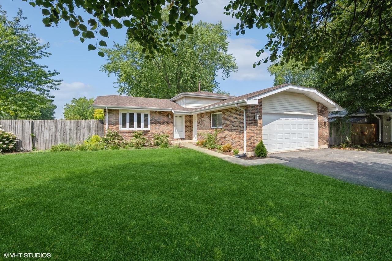 102 Mary St., Oswego, IL 60543