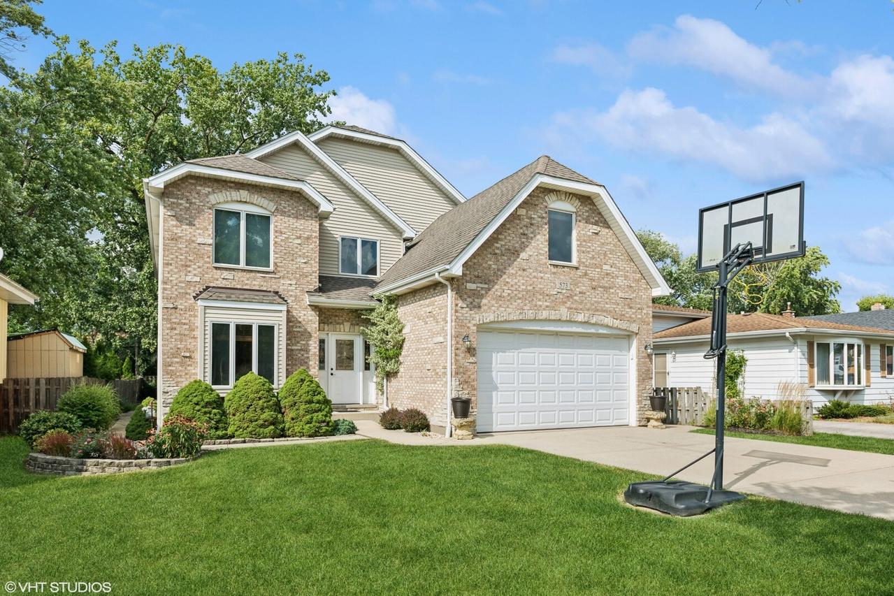 573 W Babcock Ave., Elmhurst, IL 60126
