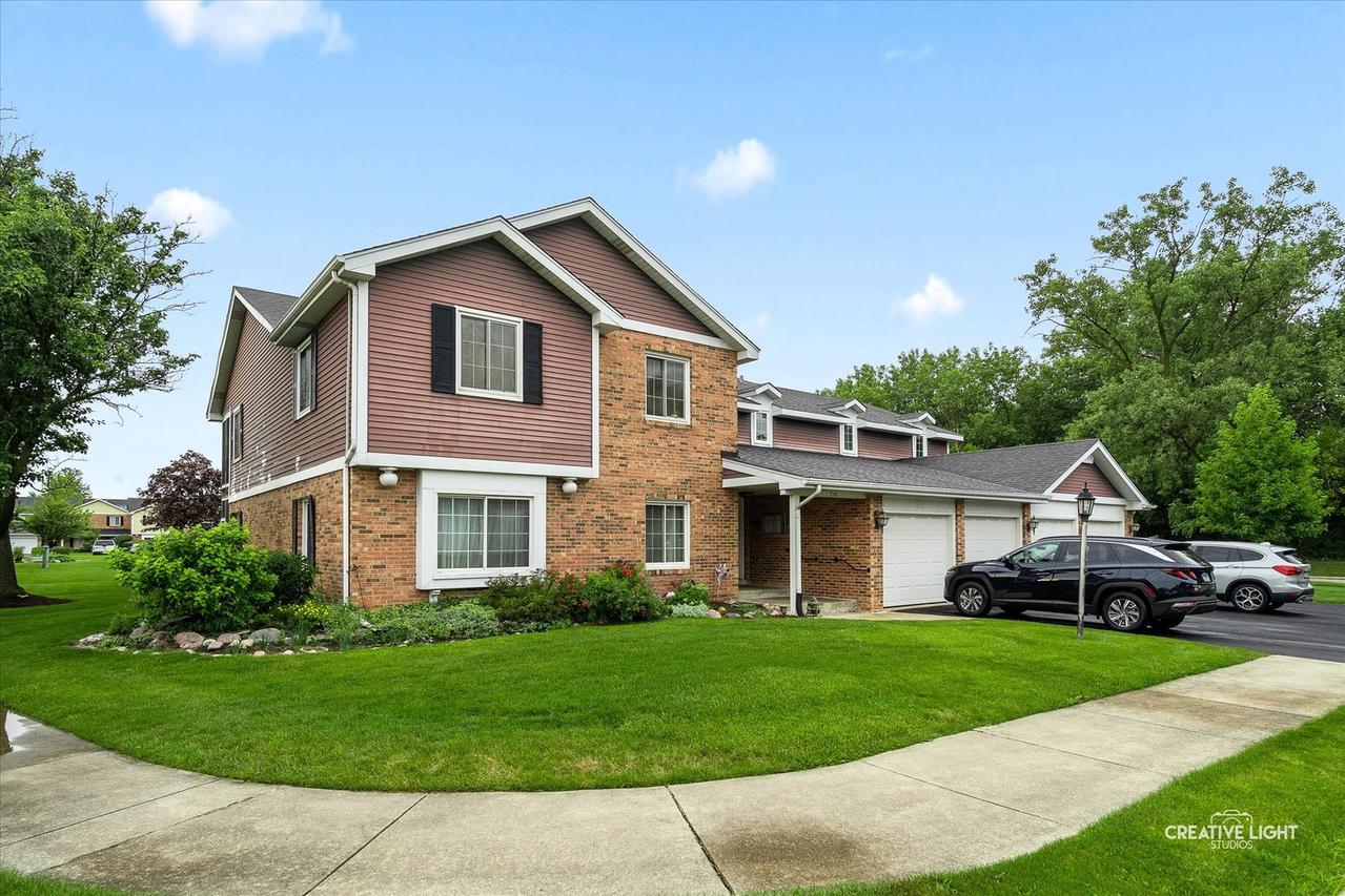 714 Maplewood Ct. #2C, Willowbrook, IL 60527