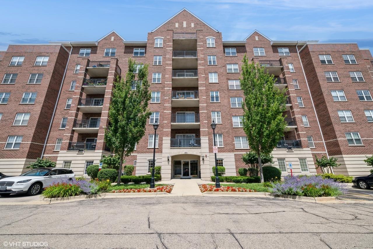 390 W Mahogany Ct. #701, Palatine, IL 60067