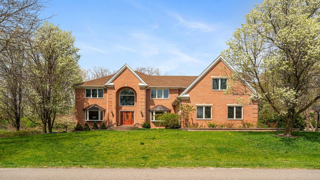 25909 N Arrowhead Dr., Mundelein, IL 60060