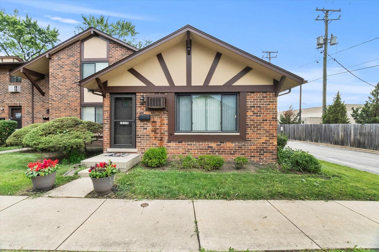 1S124 Winthrop Ln., Villa Park, IL 60181