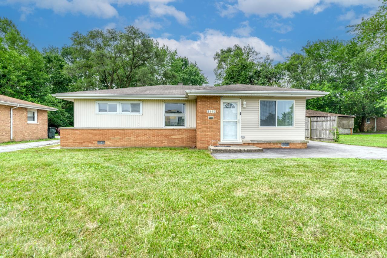 2837 Oxford Dr., Markham, IL 60428