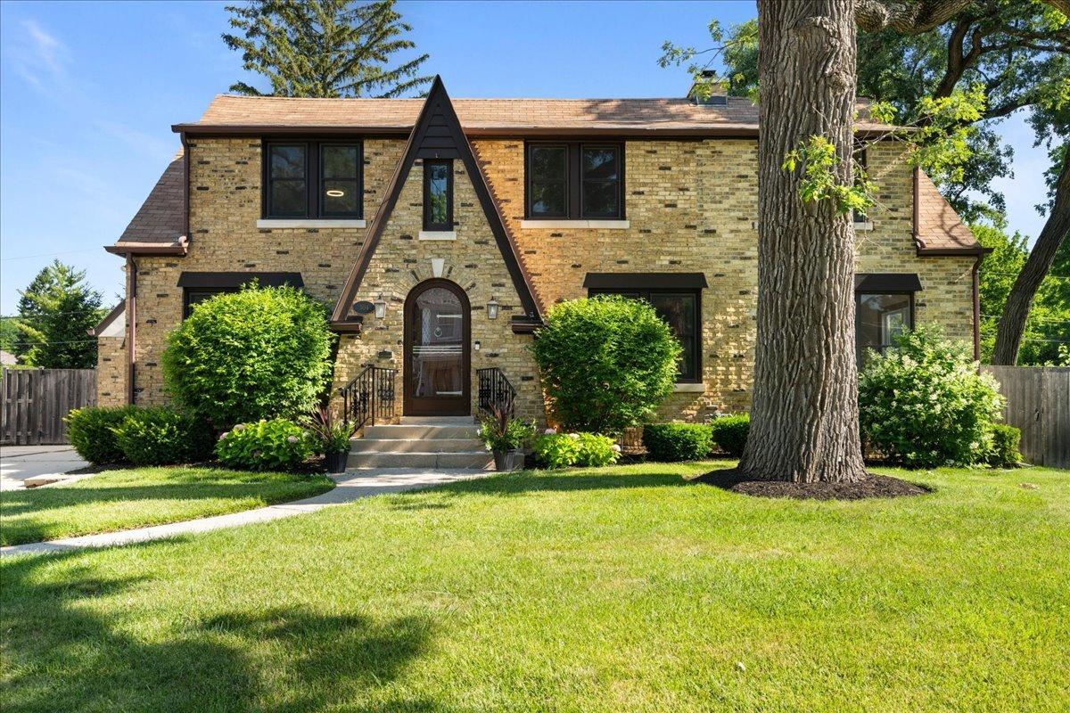 304 Laurel Ave., Libertyville, IL 60048