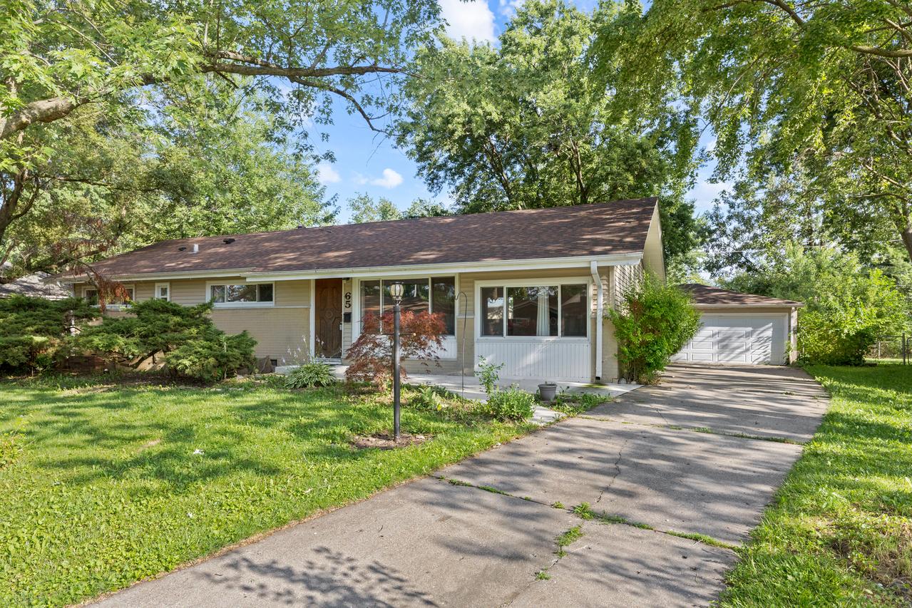 65 Des Plaines Ln., Hoffman Estates, IL 60169