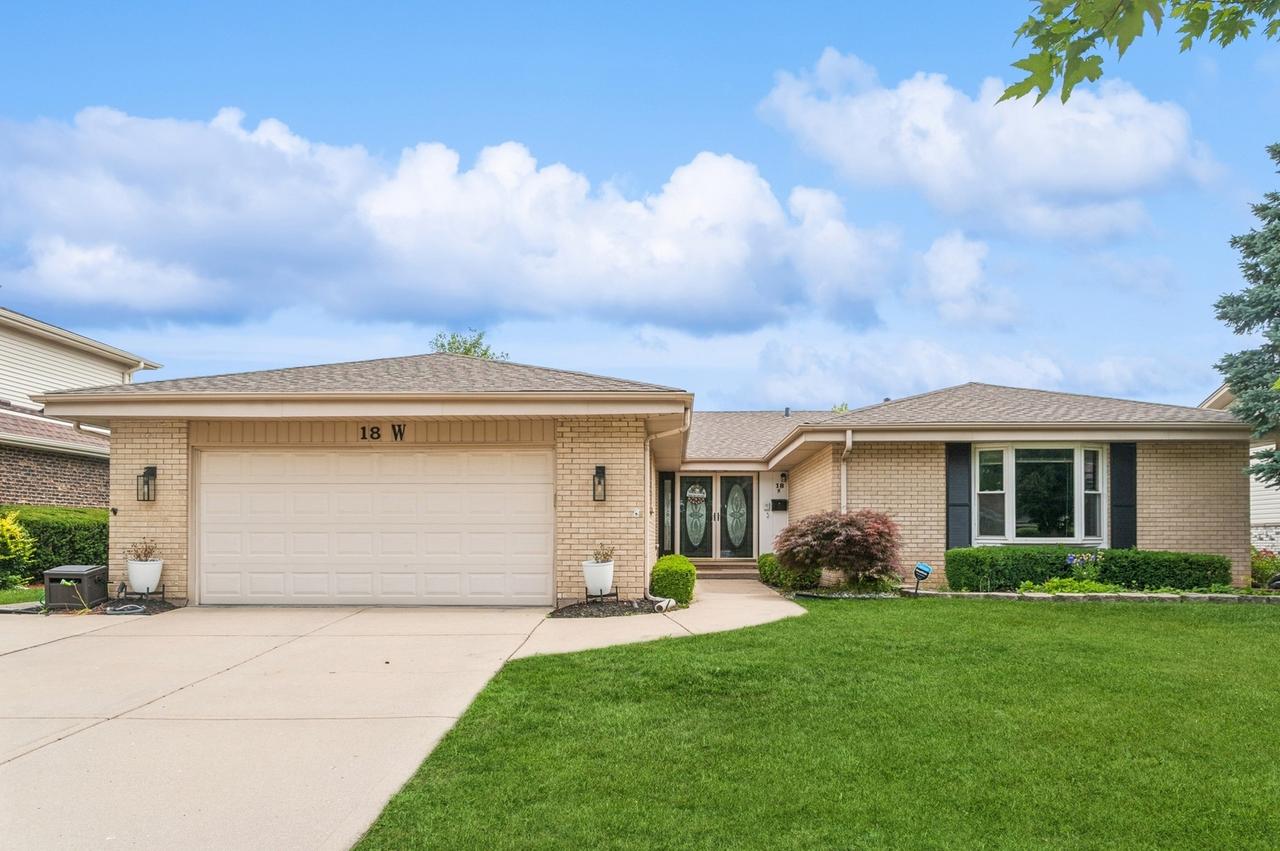 18 W Appletree Ln., Arlington Heights, IL 60004