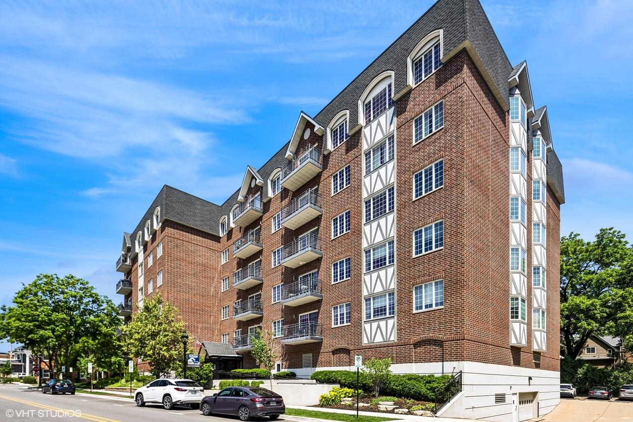 501 Forest Ave. #305, Glen Ellyn, IL 60137