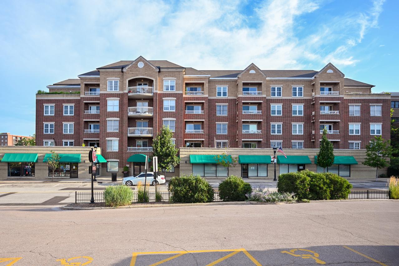 570 Crescent Blvd. #403, Glen Ellyn, IL 60137