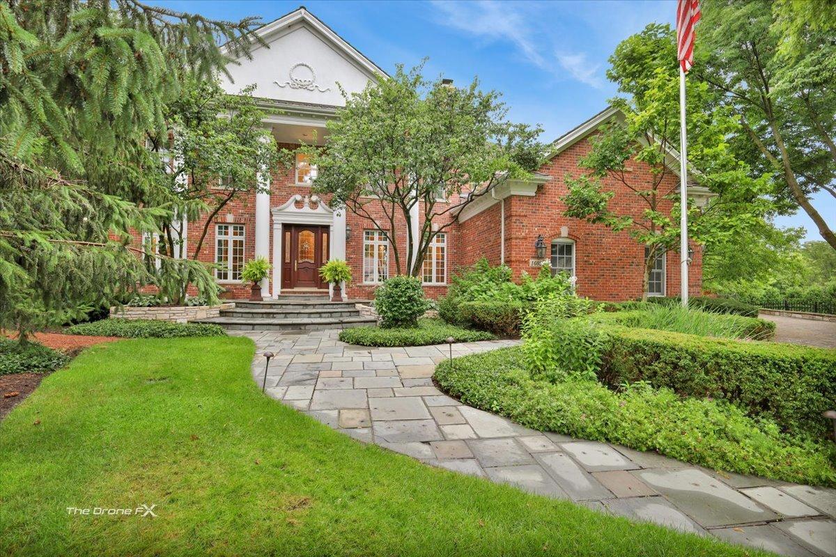 1602 Hunters Glen Dr., Wheaton, IL 60189