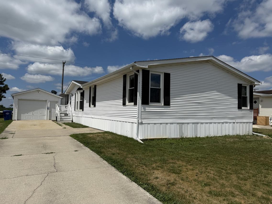 12 Drake Ln., Beecher, IL 60401