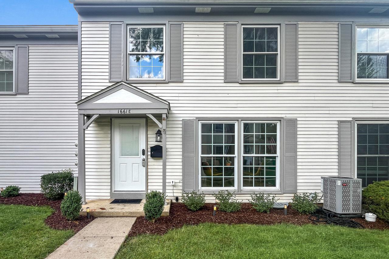 1661 Farragut Ct. #E, Wheaton, IL 60189