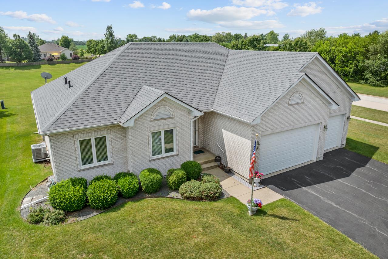 519 Sawgrass Ln., Hampshire, IL 60140