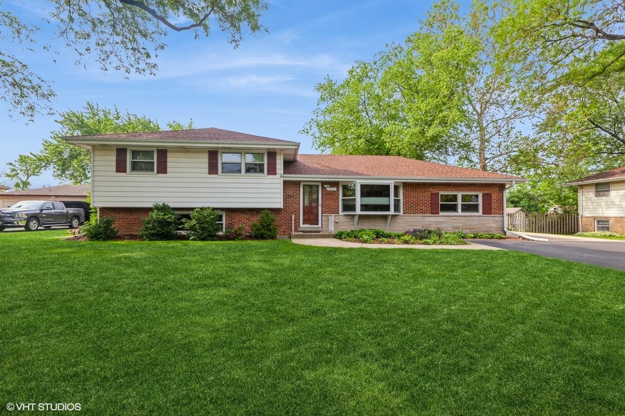 25W251 Highview Dr., Naperville, IL 60563