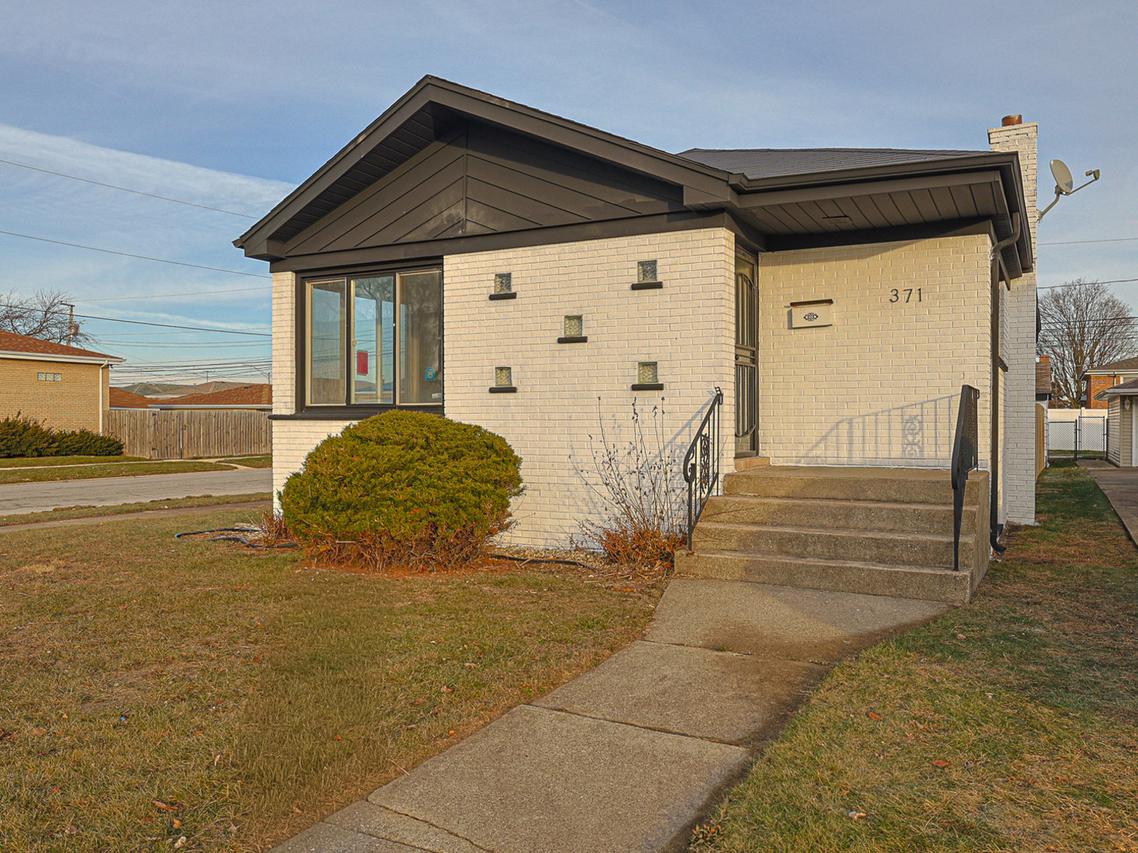 371 Bensley Ave., Calumet City, IL 60409