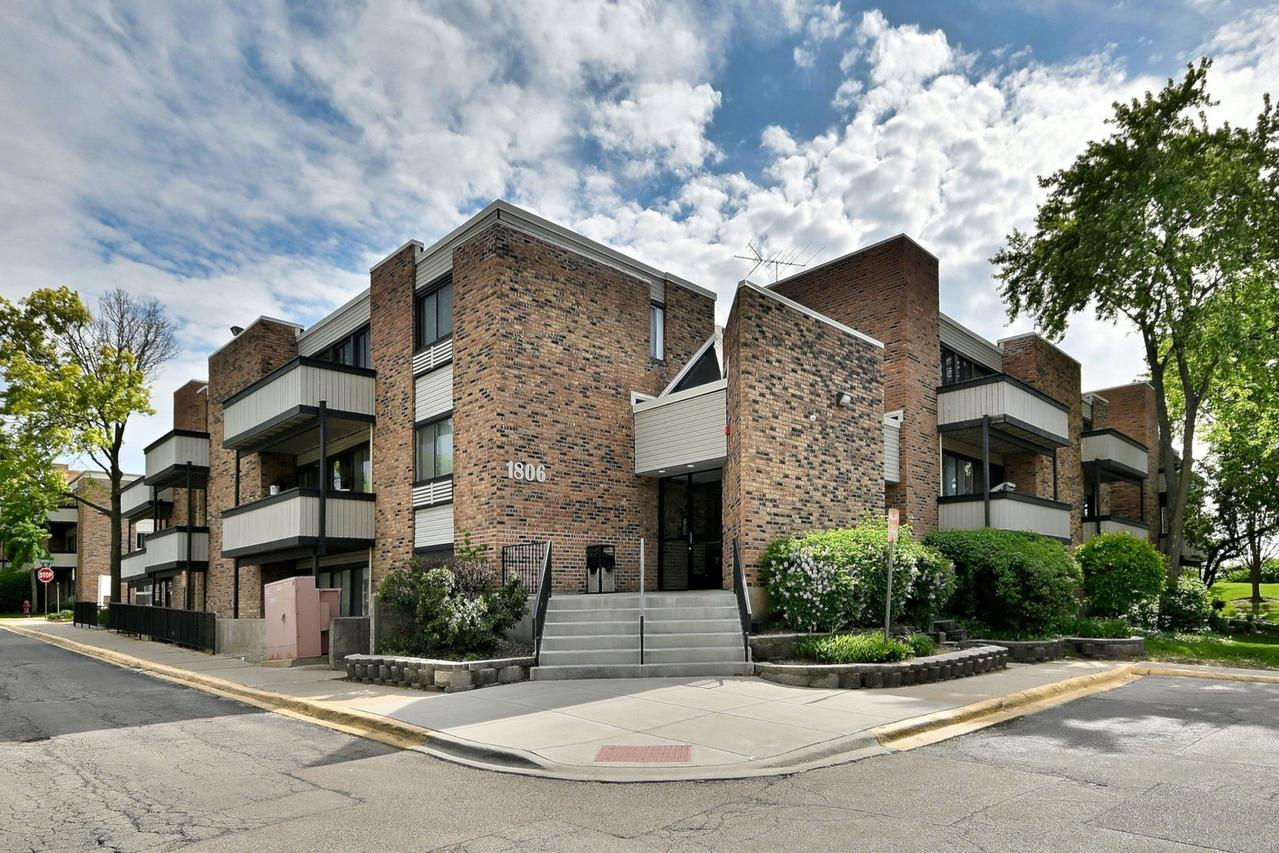 1806 Hemlock Pl. #105, Schaumburg, IL 60173