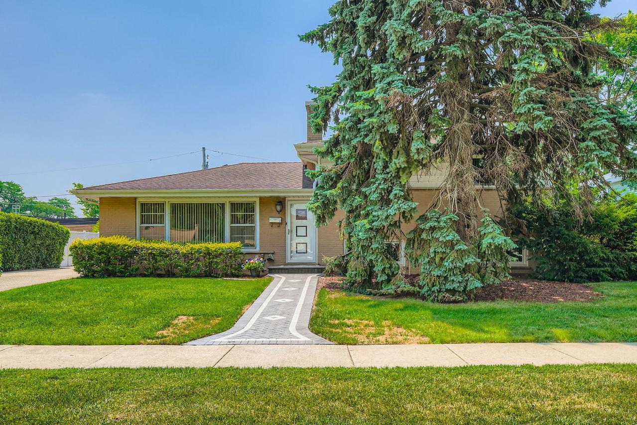 2739 Pauline Ave., Glenview, IL 60025