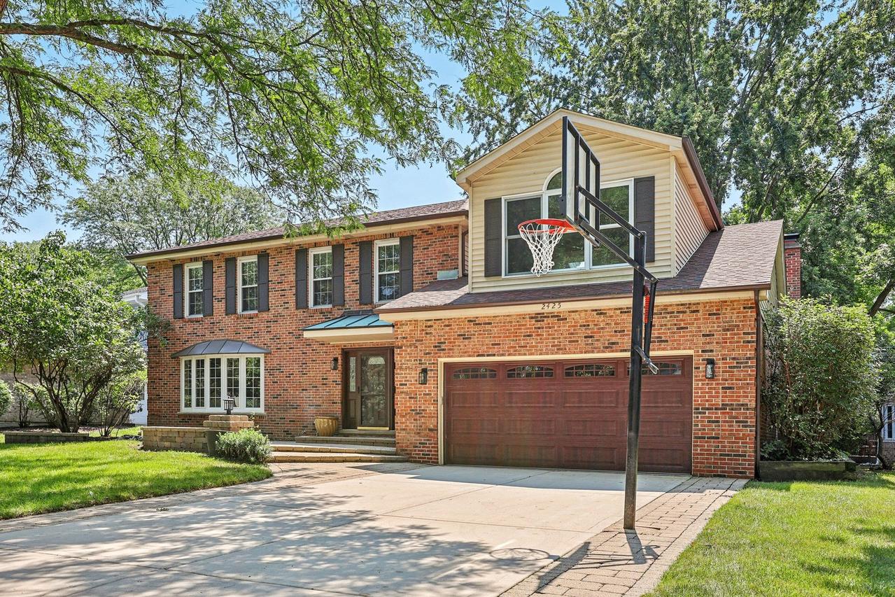 2425 Tanglewood Dr., Lisle, IL 60532