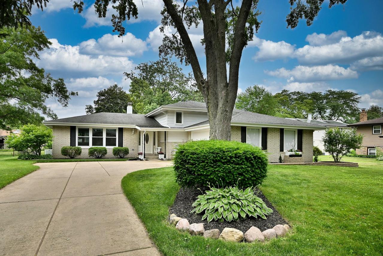 7729 Baimbridge Dr., Downers Grove, IL 60516