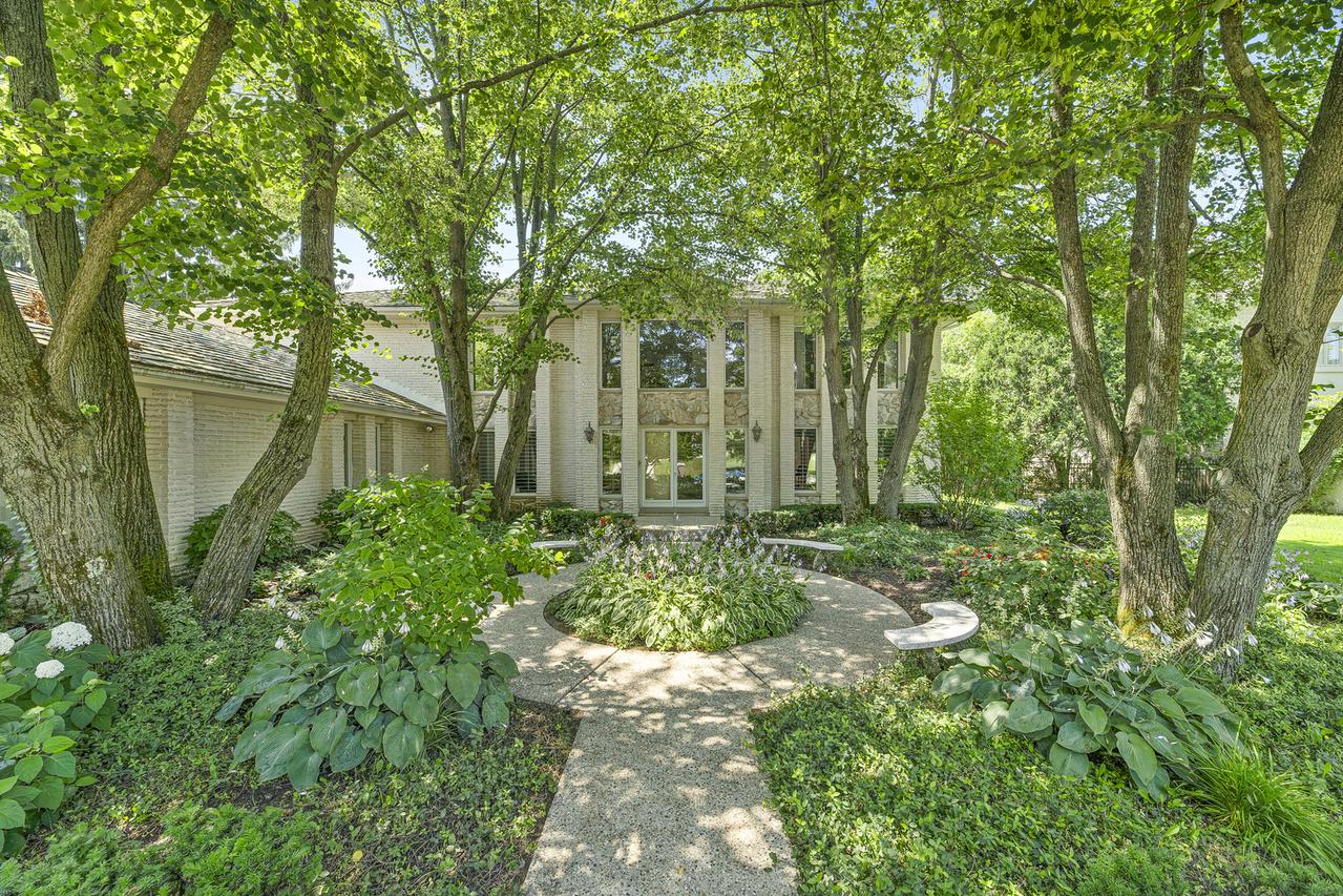 2372 Tennyson Ln., Highland Park, IL 60035