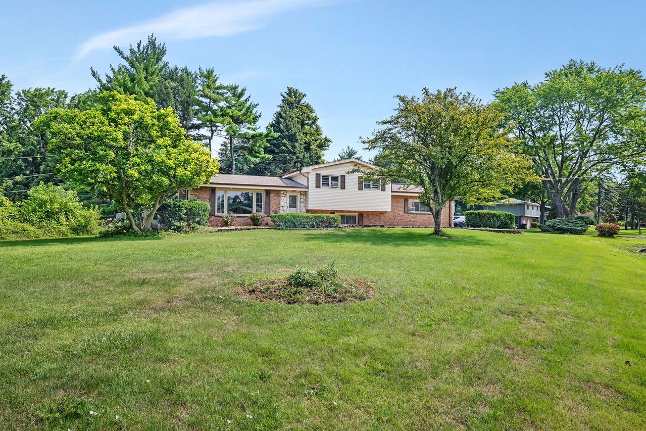 20w260 Meadow Ln., Lemont, IL 60439