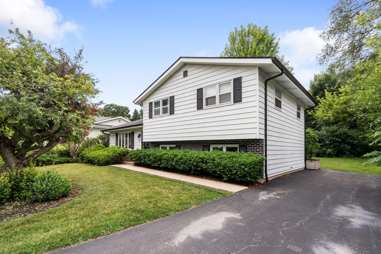 2301 Rolling Ridge Ln., Lindenhurst, IL 60046