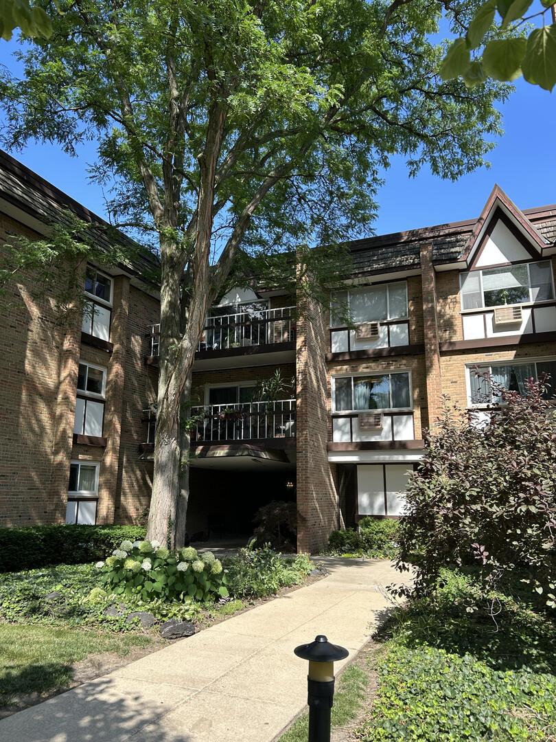 320 Claymoor Rd. #2D, Hinsdale, IL 60521