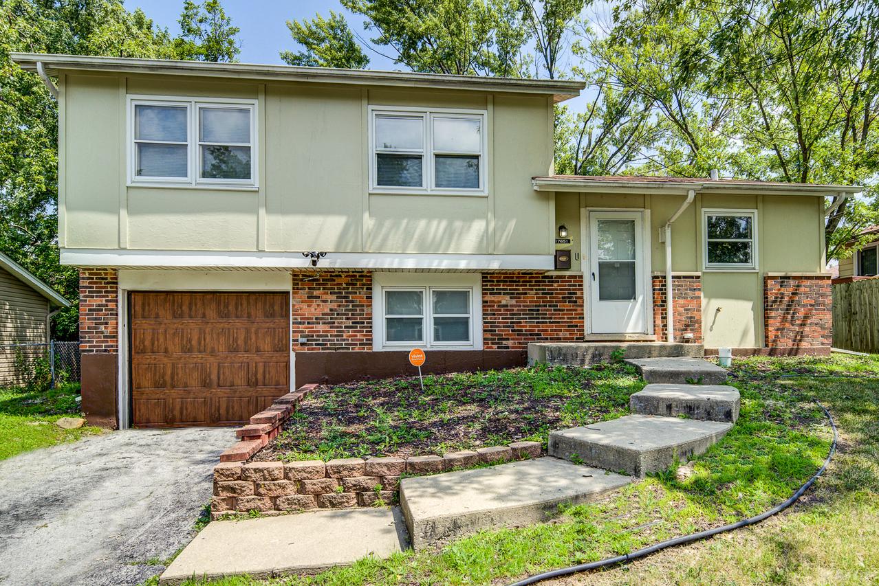 17651 Hillcrest Dr., Country Club Hills, IL 60478