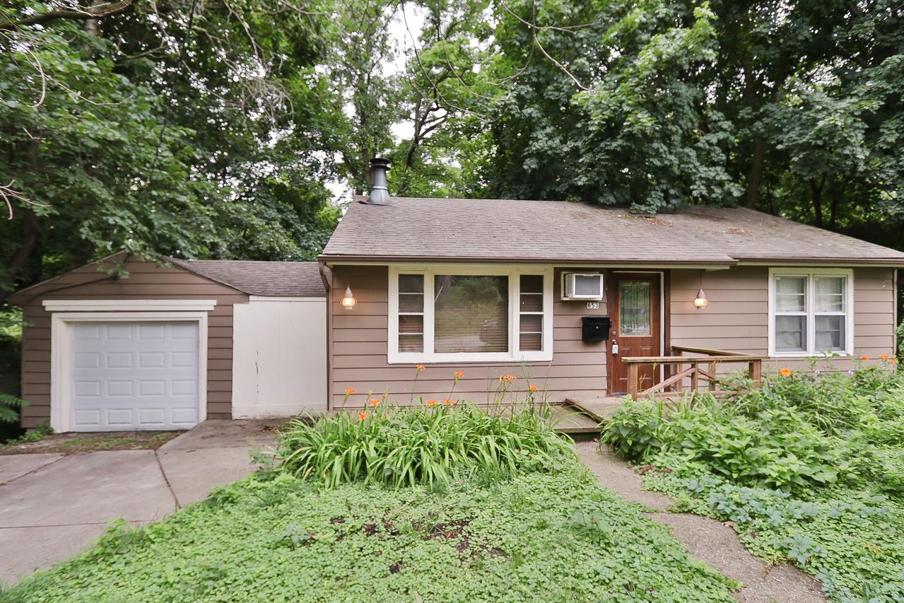653 Eastview St., Elgin, IL 60120