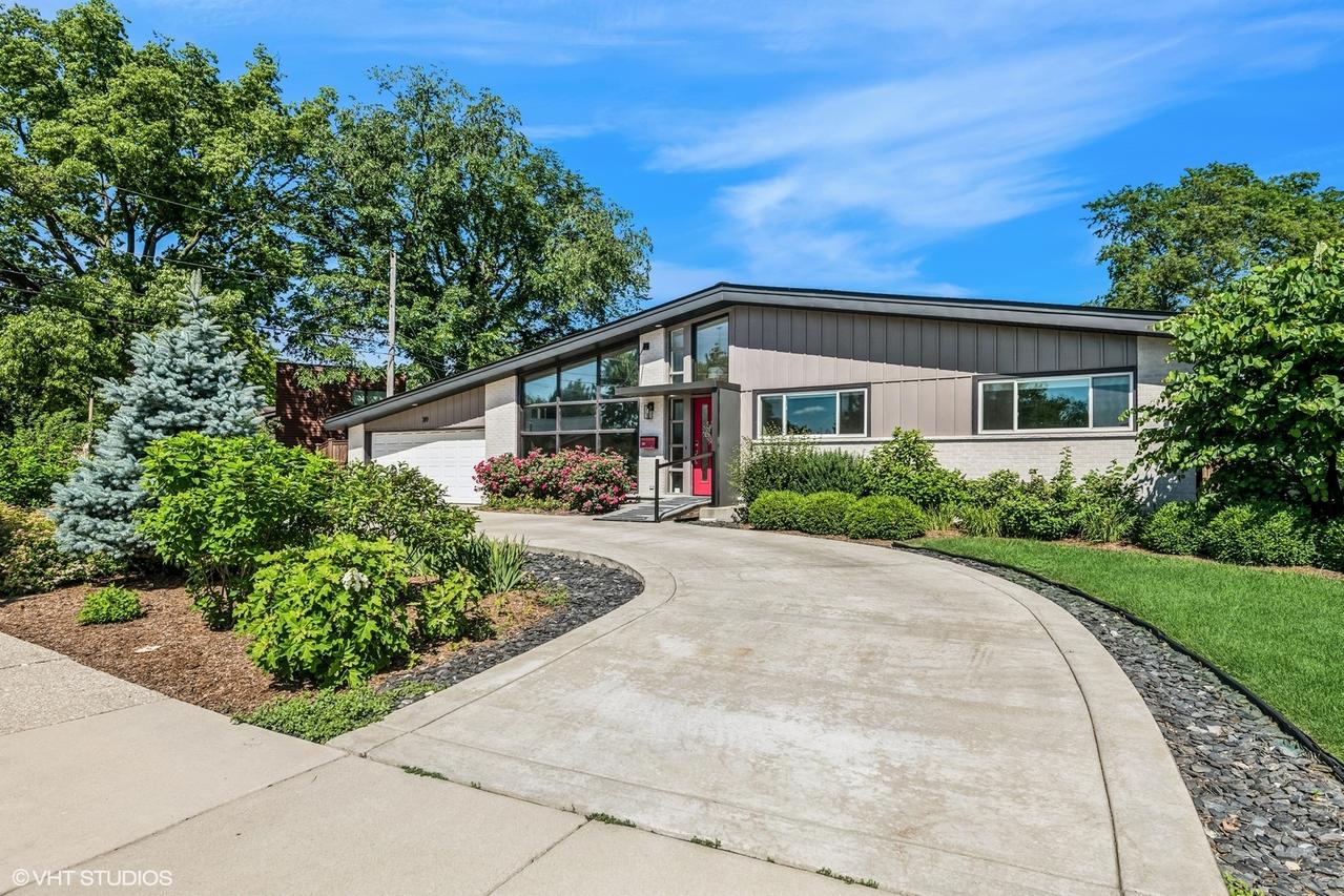 319 E Huntington Ln., Elmhurst, IL 60126
