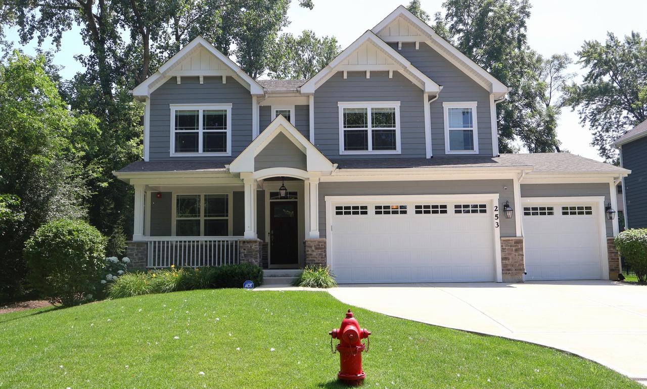 253 E Ellis Ave., Libertyville, IL 60048