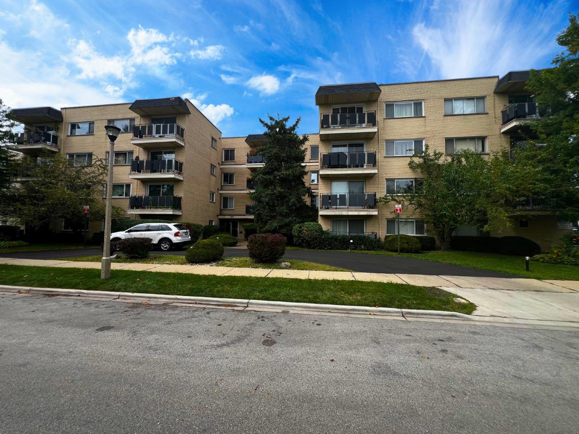 8230 N Elmwood St. #405, Skokie, IL 60077